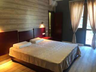 Отель HOTEL FREEDOM 1 Пицунда Трехместный номер с балконом-1