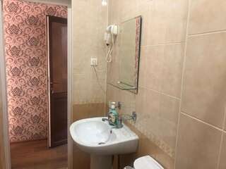 Отель HOTEL FREEDOM 1 Пицунда Бюджетный двухместный номер с 1 кроватью-2