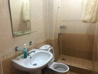 Отель HOTEL FREEDOM 1 Пицунда Бюджетный двухместный номер с 1 кроватью-3
